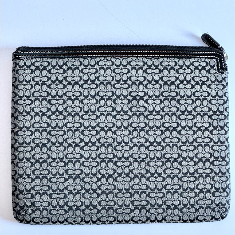 COACH Tablet Sleeve Bag
Pouch Signature